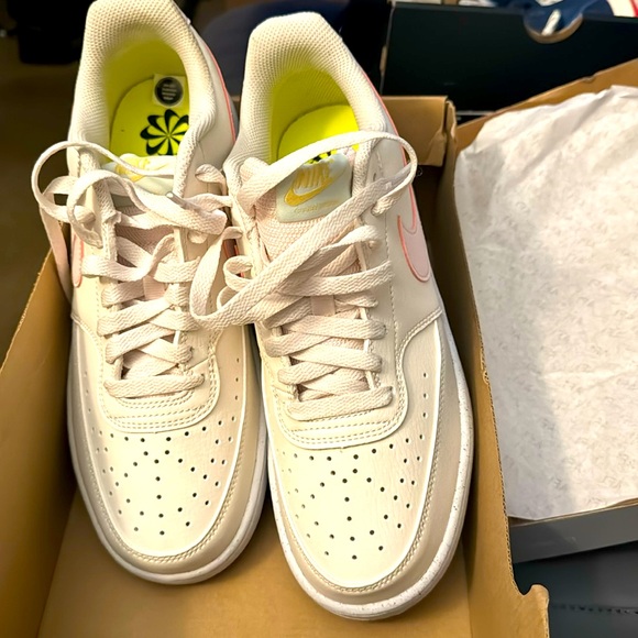 New- 🆕- Never Worn- Light Pink with White. Gum is different color. Box no lid. - Picture 1 of 5